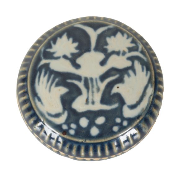 A CHINESE BLUE AND WHITE PORCELAIN BOX AND COVER