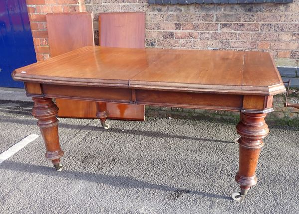 A VICTORIAN MAHOGANY EXTENDING DINING TABLE