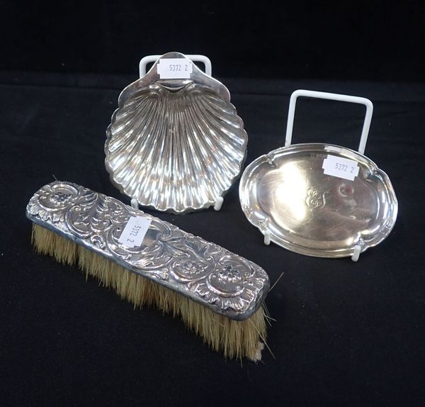 A SILVER SHELL DISH, A FOOTED PIN DISH