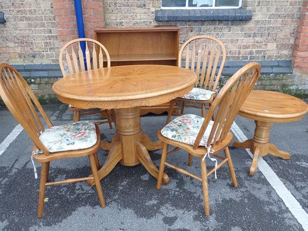 A MODERN OAK CIRCULAR DINING TABLE AND CHAIRS