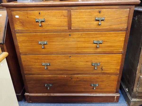 A VICTORIAN MAHOGANY CHEST OF DRAWERS