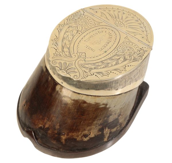 A VICTORIAN HORSE HOOF SNUFF BOX