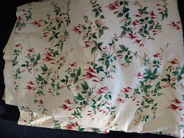 A FUSCHIA PRINT CHINTZ PAIR OF CURTAINS