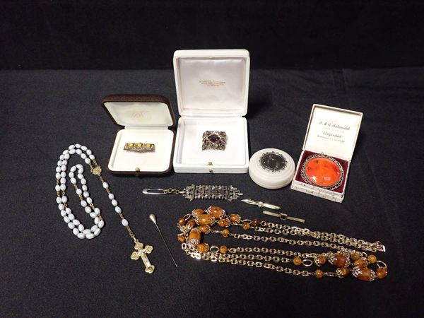 A COLLECTION OF COSTUME JEWELLERY