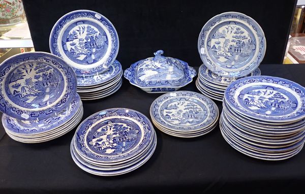 A LARGE QUANTITY OF VICTORIAN WILLOW PATTERN DINNER PLATES