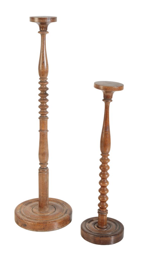 A VICTORIAN HABERDASHERY TURNED OAK HAT STAND