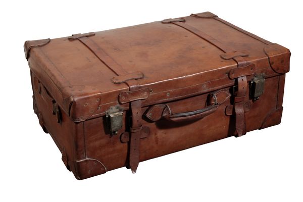 AN EDWARDIAN LARGE LEATHER TRAVELLING TRUNK