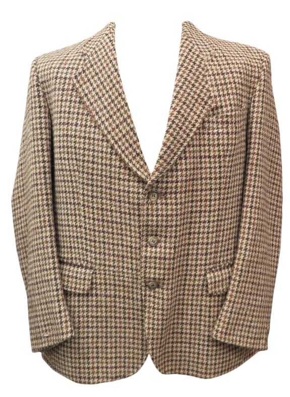 A GENTLEMAN'S HARRIS TWEED HACKING JACKET