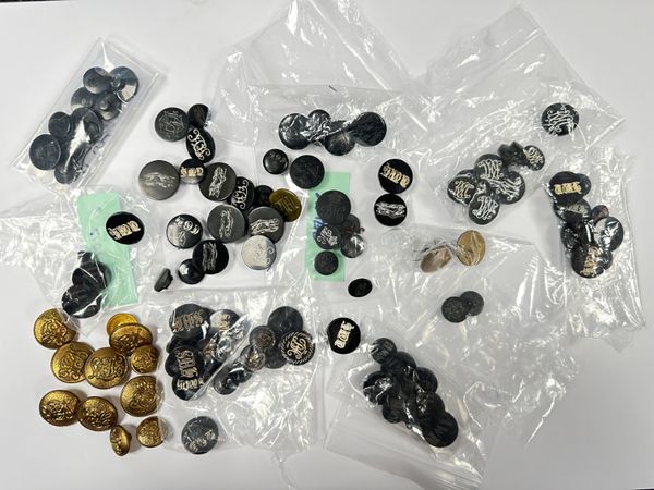 A QUANTITY OF VARIOUS HUNT BUTTONS