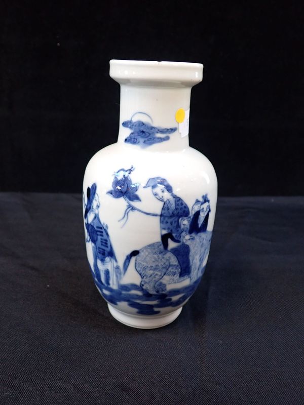 A CHINESE VASE, IN UNDERGLAZE BLUE