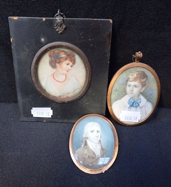 AN EARLY 19th CENTURY MINIATURE OF A LADY IN A REGENCY PAPIER MACHE FRAME