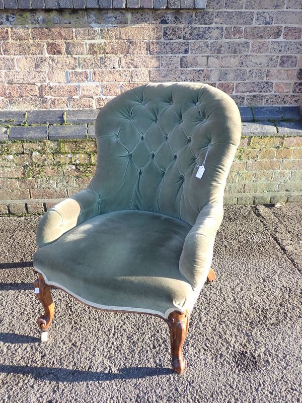 A VICTORIAN UPHOLSTERED CHAIR