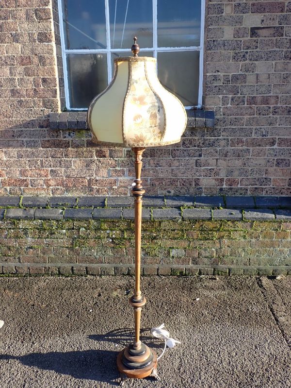 A 1920S TURNED WALNUT AND EBONISED STANDARD LAMP