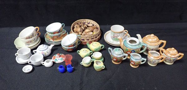 A COLLECTION OF MINIATURE AND DOLL'S HOUSE ITEMS