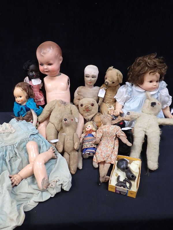 A COLLECTION OF TEDDY BEARS AND DOLLS