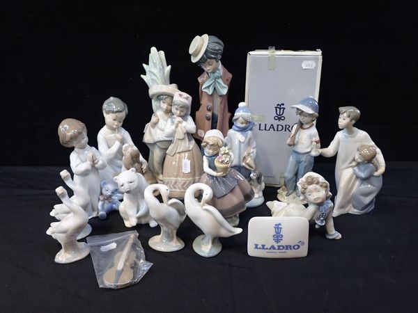 A COLLECTION OF LLADRO FIGURINES