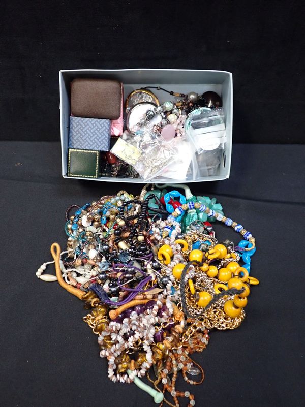 A LARGE COLLECTION OF COSTUMER JEWELLERY