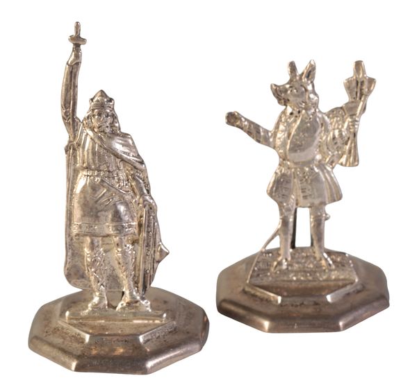 A PAIR OF EDWARDIAN CAST SILVER MENU HOLDERS