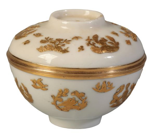 A CHINESE PORCELAIN BOWL AND COVER