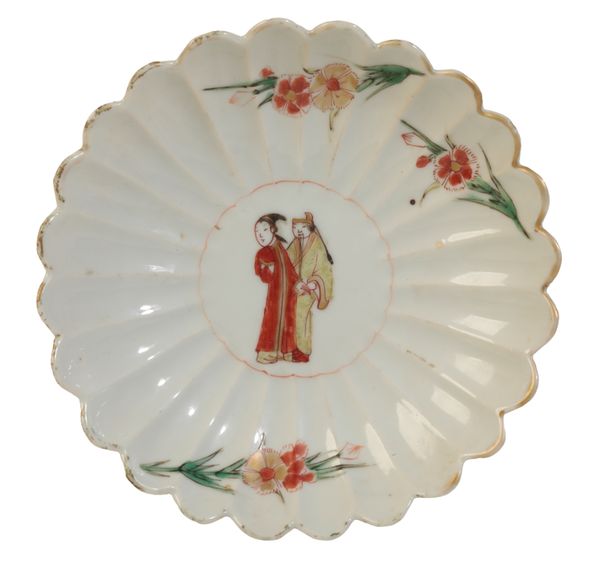 A CHRYSANTHEMUM PETAL SAUCER DISH