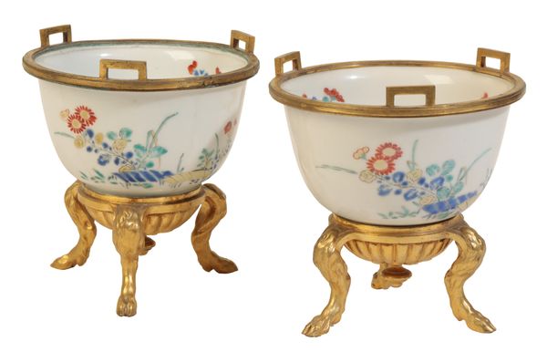 A PAIR OF KAKIEMON ORMOLU-MOUNTED BOWLS