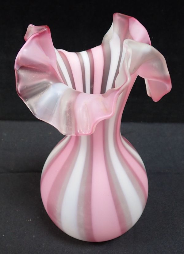 19TH CENTURY PINK/WHITE STRIPED GLASS VASE WITH  FRILL RIM