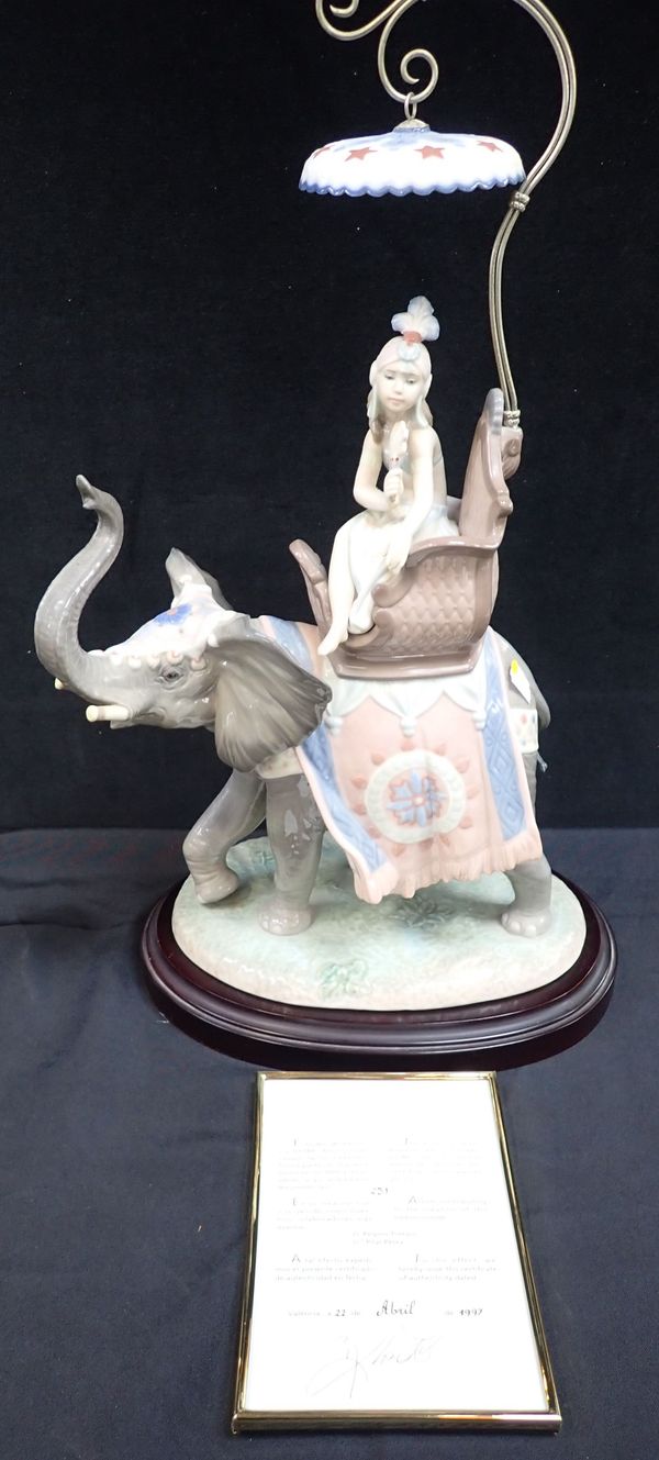 A LLADRO PORCELAIN ELEPHANT