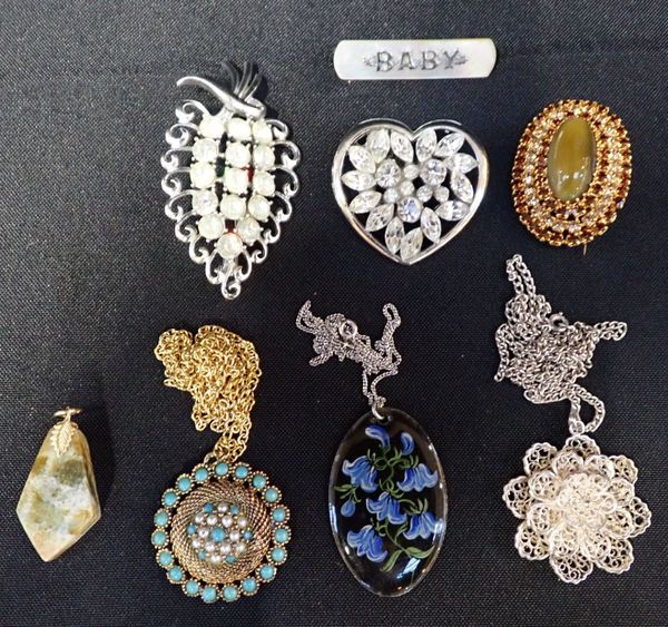 A SMALL COLLECTION OF COSTUME JEWELLERY