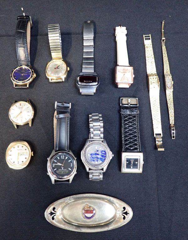 A SMALL COLLECTION OF WRISTWATCHES