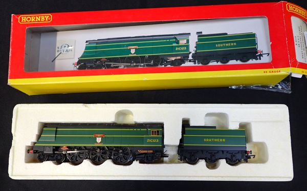 A HORNBY 00 GAUGE 4-6-2 WEST COUNTRY CLASS LOCOMOTIVE 'BLACKMOOR VALE’