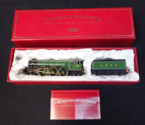 A HORNBY 00 GAUGE MILLENNIUM EDITION 4-6-2 A3 CLASS LOCOMOTIVE 'FLYING SCOTSMAN’