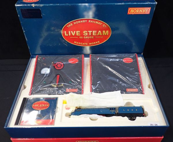 A HORNBY 00 GAUGE LIVE STEAM 4-6-2 A4 CLASS LOCOMOTIVE  'MALLARD’