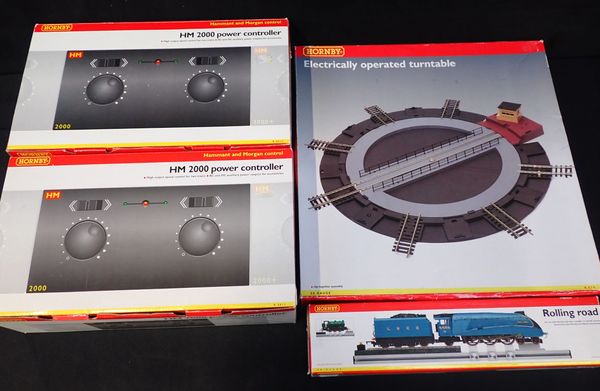 A HORNBY 00 GAUGE ELECTRICALLY OPERATED TURNTABLE R070