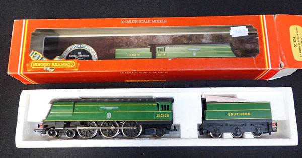 A HORNBY 00 GAUGE 4-6-2 BATTLE OF BRITAIN CLASS LOCOMOTIVE - ‘SPITFIRE’