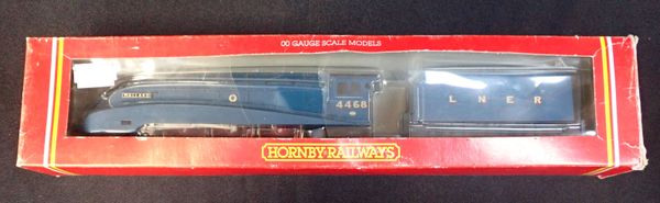 A HORNBY 00 GAUGE 4-6-2 A4 CLASS LOCOMOTIVE- ‘MALLARD’