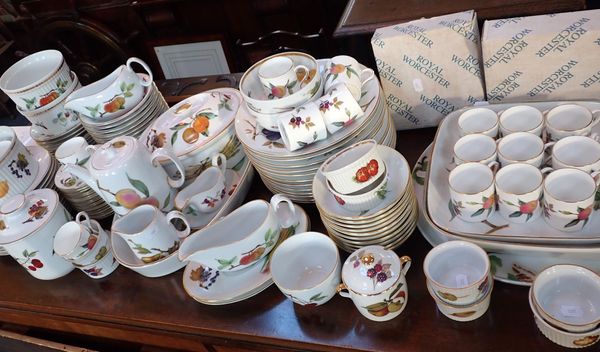 A COLLECTION OF ROYAL WORCESTER 'EVESHAM' DINNER WARE