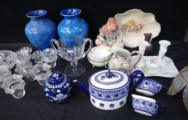 A COLLECTION OF DECORATIVE CERAMICS AND GLASSWARE