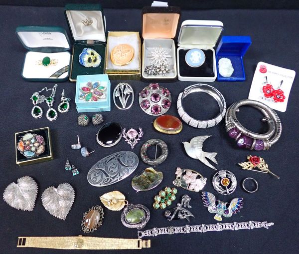 A COLLECTION OF BROOCHES