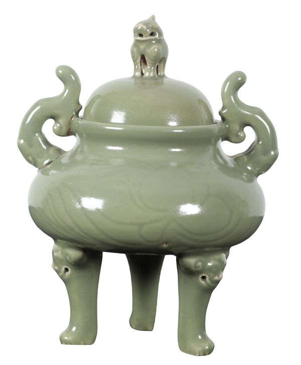 A CHINESE PORCELAIN CELADON GLAZED LIDDED TRIPOD CENSER