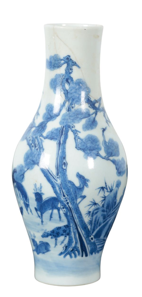 A CHINESE PORCELAIN BLUE AND WHITE 'DEER' VASE