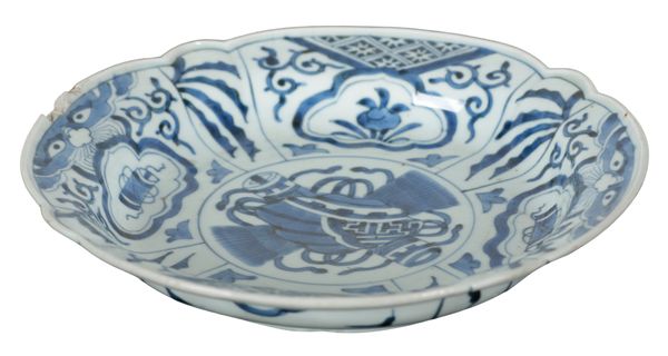 A CHINESE PORCELAIN  'KRAAK' PLATE