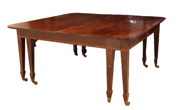 AN EDWARDIAN MAHOGANY EXTENDING DINING TABLE