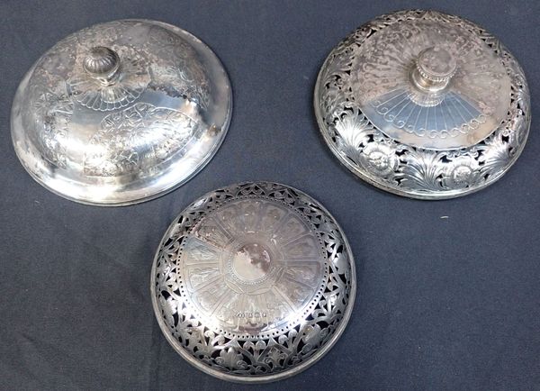 A GEORGE V SILVER JAR OR VASE LID