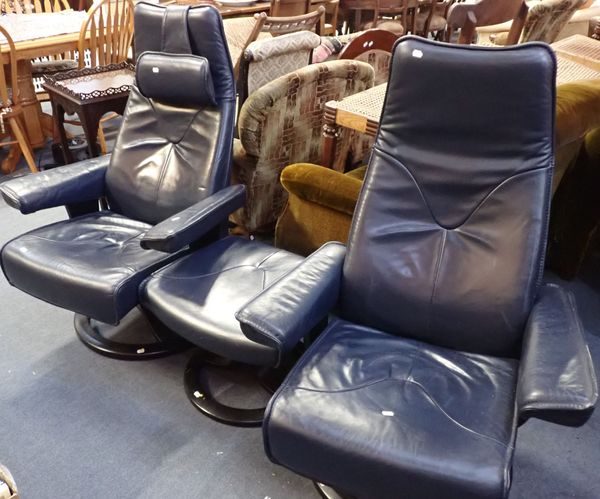 A PAIR OF BLUE LEATHER RECLINER ARMCHAIRS OF ‘STRESSLESS’ STYLE