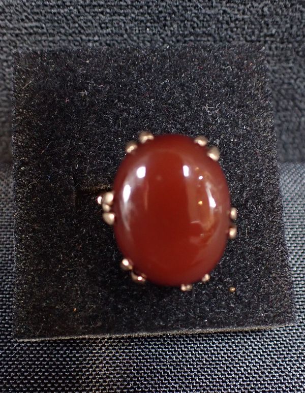 A 9ct GOLD and CARNELIAN RING