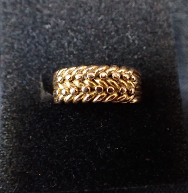 AN 18ct GOLD KNOT RING