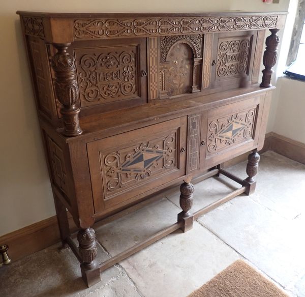 AN EARLY 20TH CENTURY OAK COURT CUPBOARD OF 17TH CENTURY DESIGN