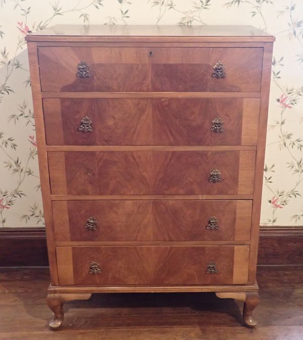 A 1920'S FIGURED WALNUT CHEST OF DRAWERS OF ART DECO DESIGN