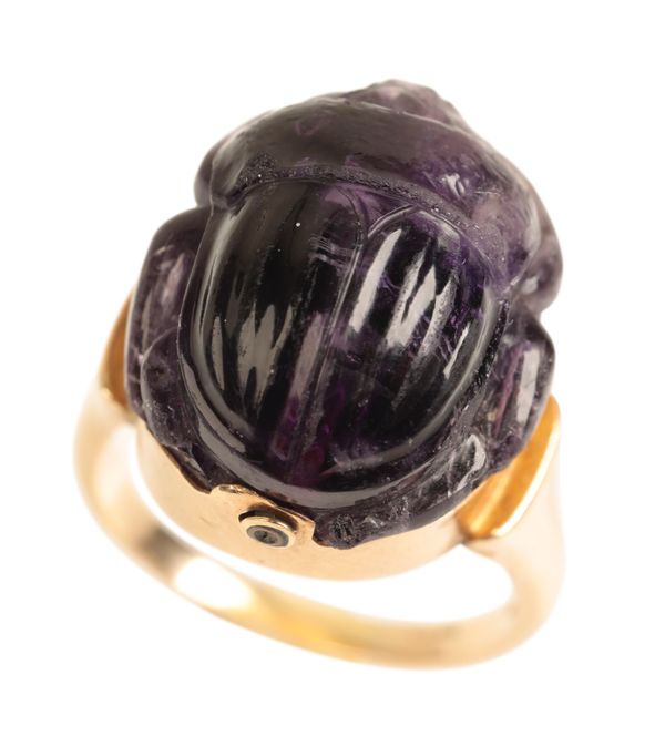 AN AMETHYST CARVED "SCARAB BEETLE" RING