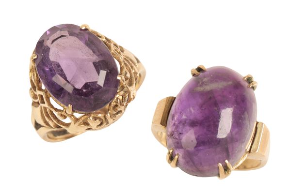 AN AMETHYST CABOCHON DRESS RING